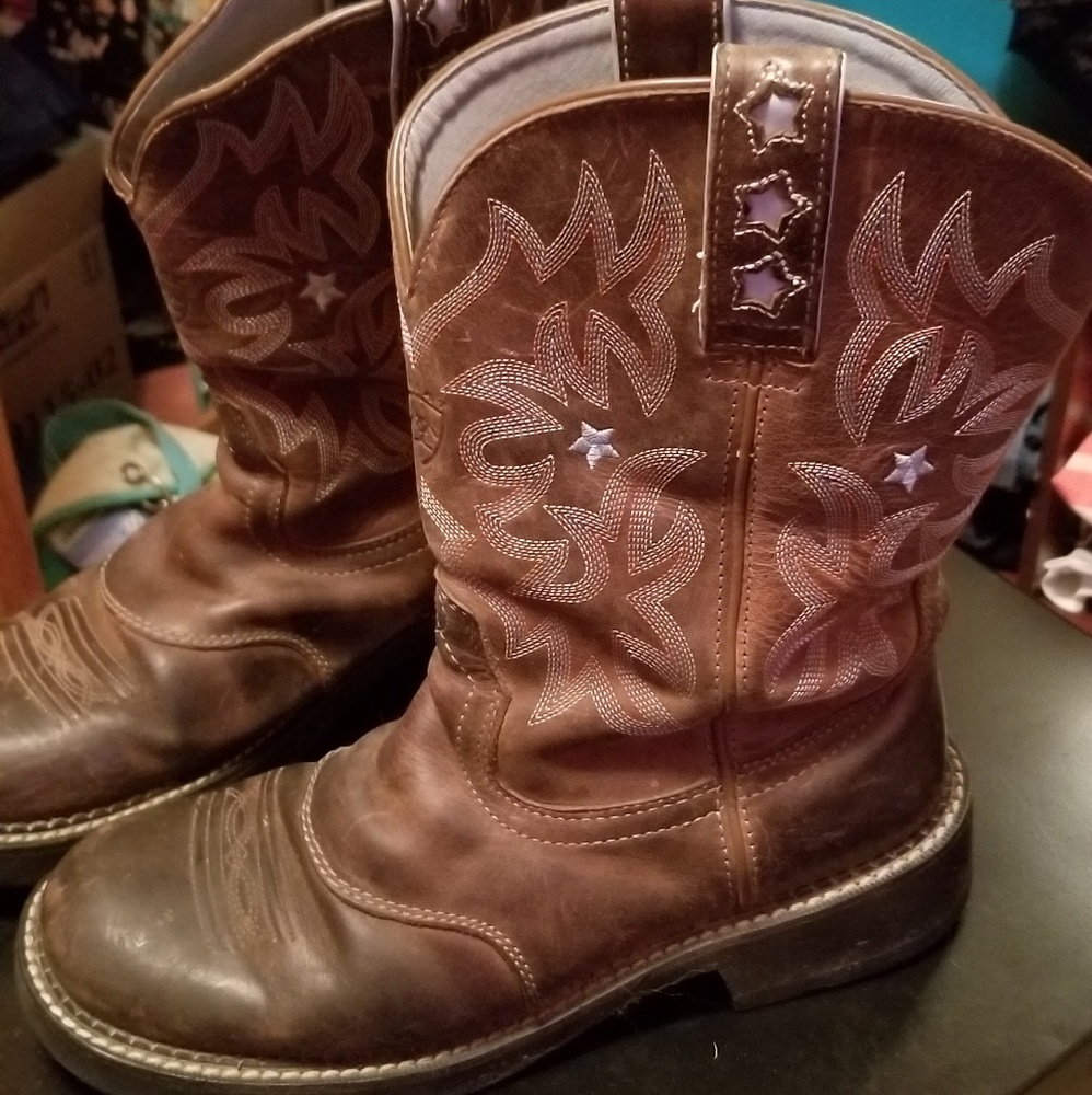 Ariat round toe cowgirl boots